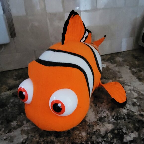 Vintage Disney’s Finding Nemo High Fiving “Nemo” Animated Plush Toy - Picture 1 of 4